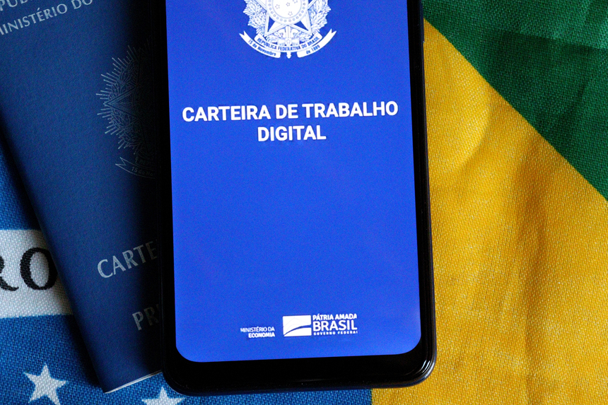 celular mostrando a tela inicial da carteira de trabalho digital