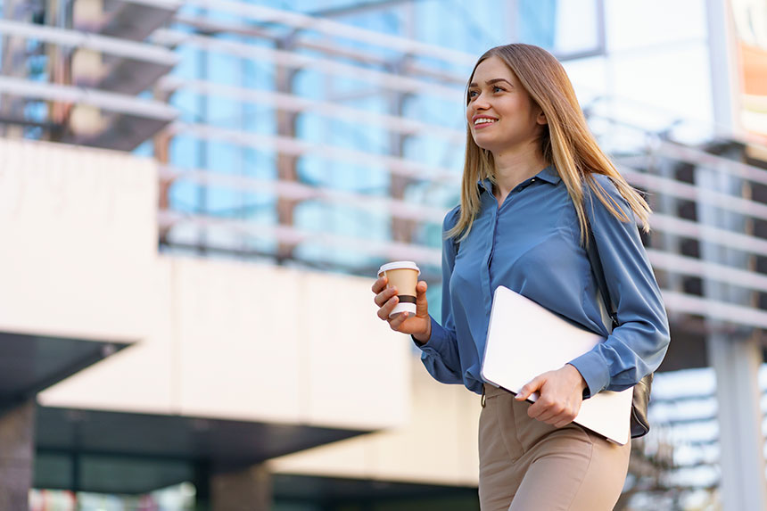 Mulher caminhando na rua para o primeiro dia de trabalho