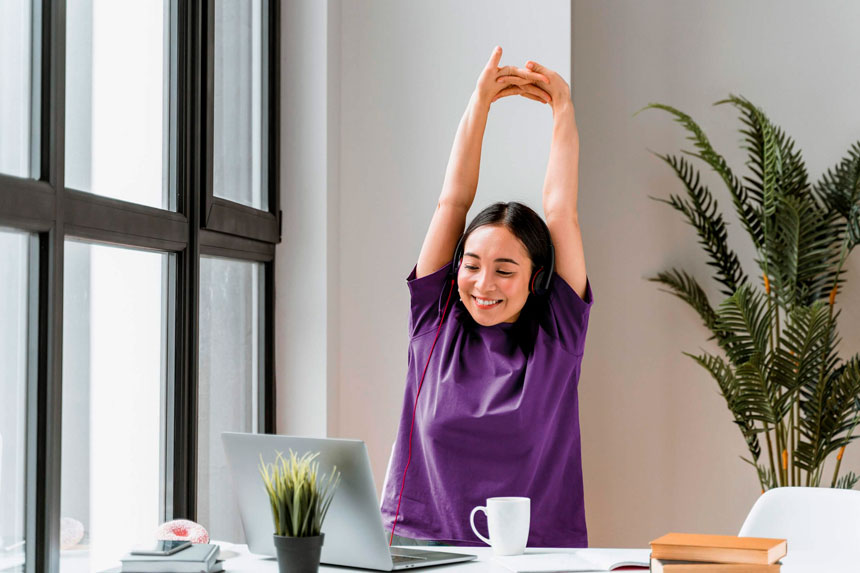 Mulher satisfeita no trabalho