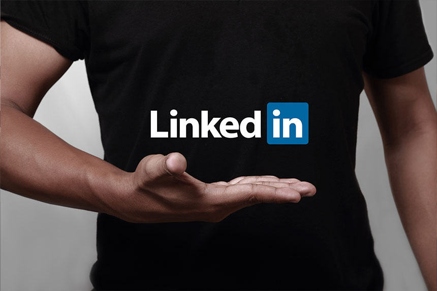 Pessoa com o logo do linkedin acima das mãos