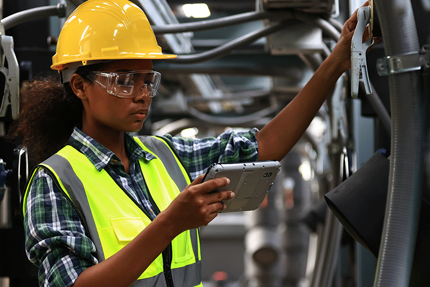 Mulher no trabalho checando aspectos de segurança