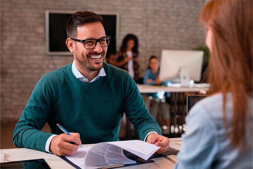 Recrutador entrevistando uma candidata para entrevista de emprego