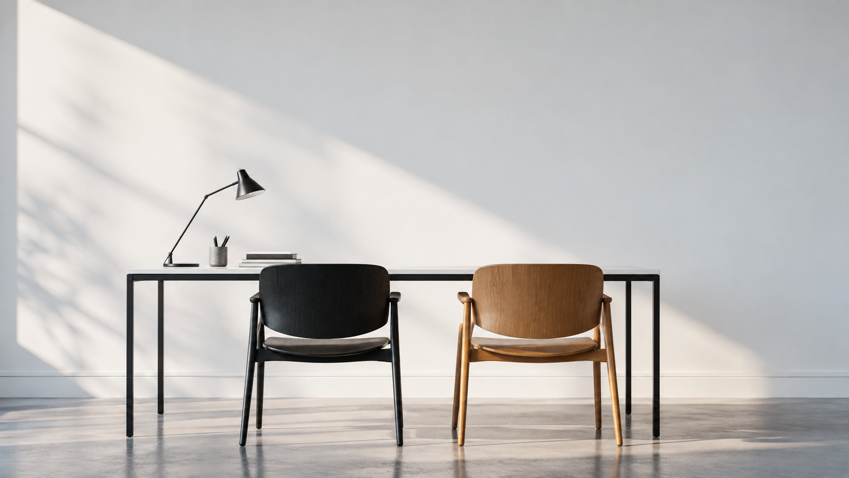 Escritório Minimalista com Luz Natural